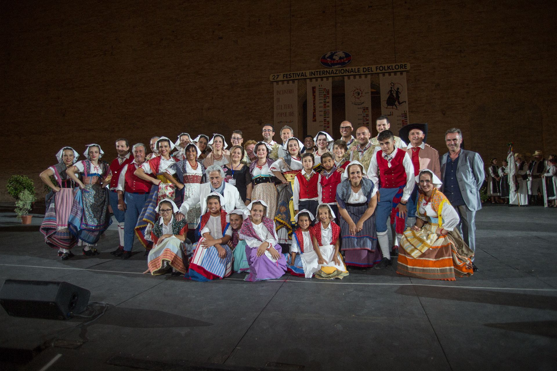 Il Gruppo Li Pistacoppi in posa al festival internazionale del Folklore - Li Pistacoppi